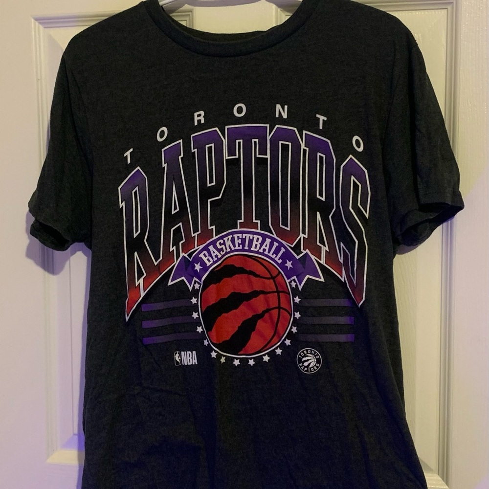 2 BUNDLE Toronto Raptors and Chicago Bulls Vintage graphic Tees.